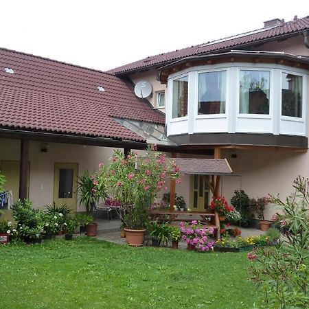 Gertis Blumenhof Privatzimmer, Ferienwohnung Гмюнд Екстериор снимка