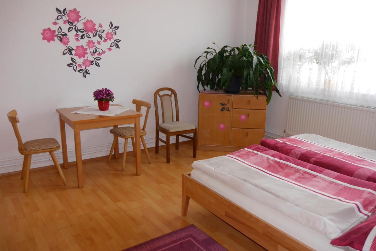 Gertis Blumenhof Privatzimmer, Ferienwohnung Гмюнд Екстериор снимка