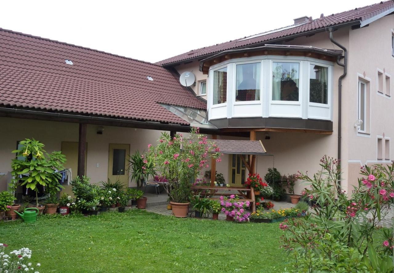 Gertis Blumenhof Privatzimmer, Ferienwohnung Гмюнд Екстериор снимка